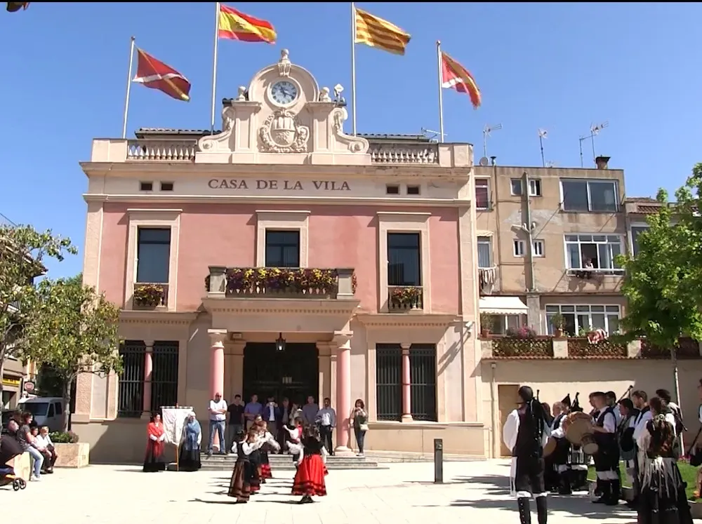 La Irmandade Galega ha fet els seus balls tradicionals a la plaça de l'Ajuntament