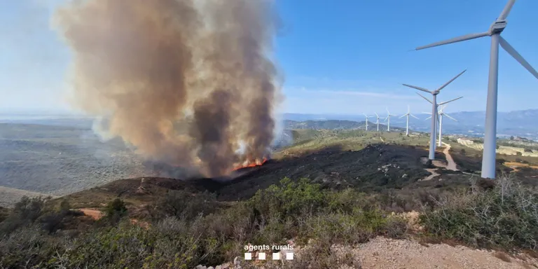 Els Bombers treballen punts calents de l'incendi de Tortosa i hi mantenen 12 dotacions