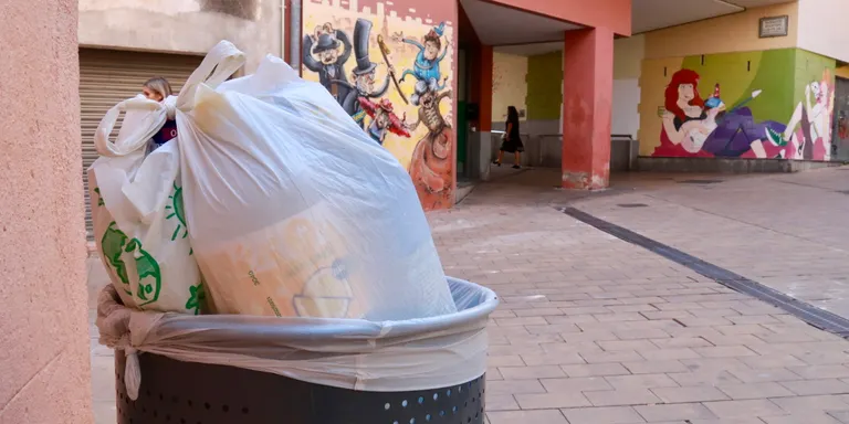 Vilafranca amplia la neteja viària per acabar amb l'acumulació d'escombraries prop dels contenidors i papereres