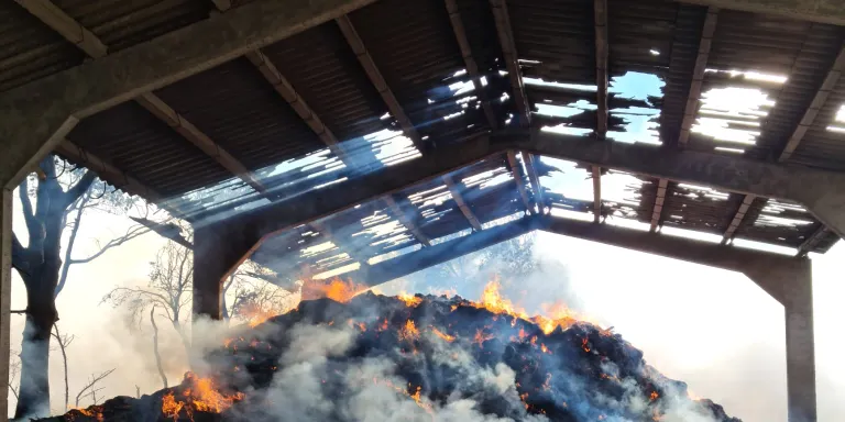 Un incendi crema un paller als afores de Solsona