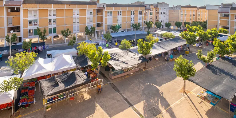 Comencen les obres de renovació de la pavimentació d’un tram del carrer Jaume I i la zona del mercat