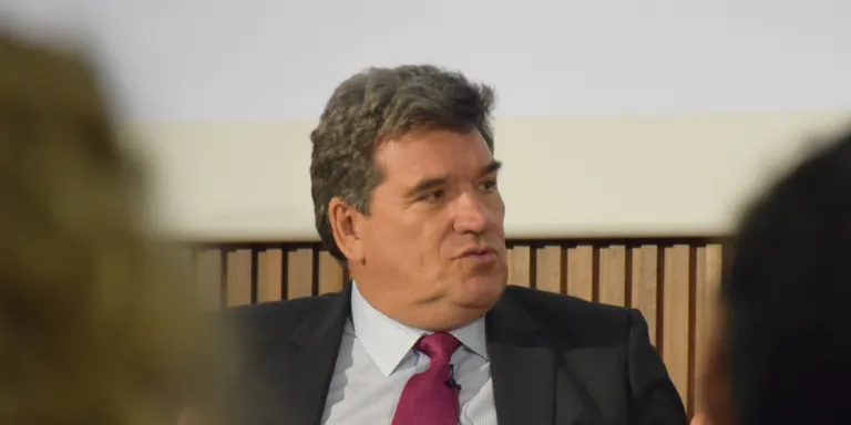 Escrivá acorda amb la CE i Podem que es pugui triar entre 25 o 29 anys de còmput per a les pensions