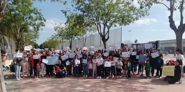 Una quarantena de pares i mares del Mas Clariana reclamen una nova línia de P3 davant del centre