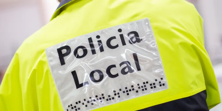 La Policia Local ha detingut tres individus que intentaven accedir a l’interior d’un establiment