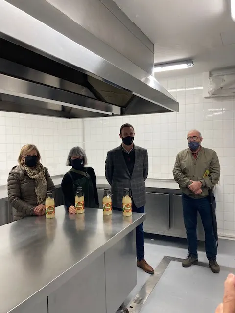 La cuina de l'antic Col·legi del Carme es converteix en l'obrador del brou termal del Mercat de Nadal