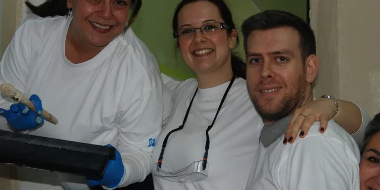 Treballadors de PPG Ibérica i l'ASAV pinten plegats la seu d'aquesta entitat