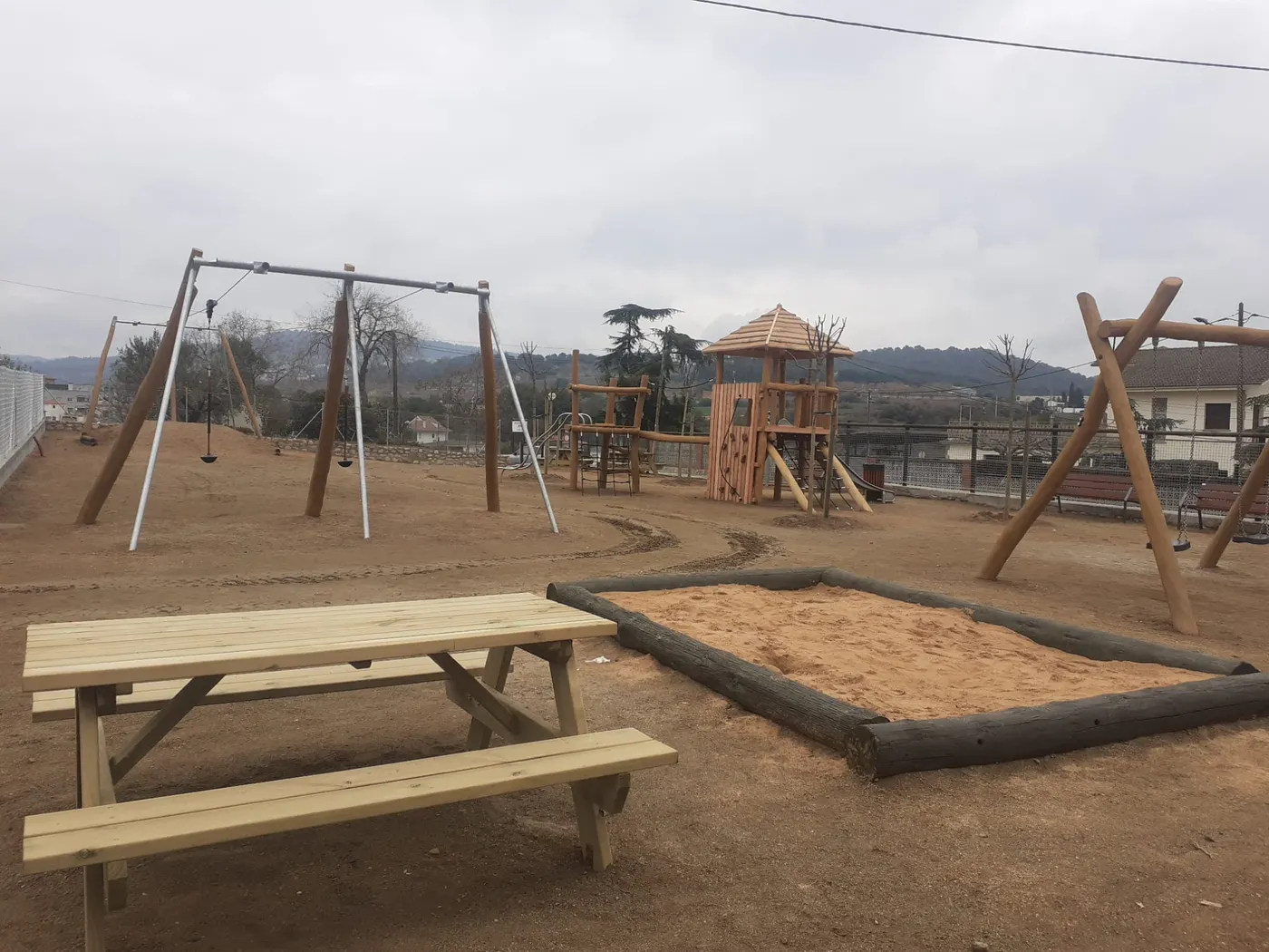 S'obre al públic el nou parc de 1.000 metres quadrats al costat de l'escola Montbui