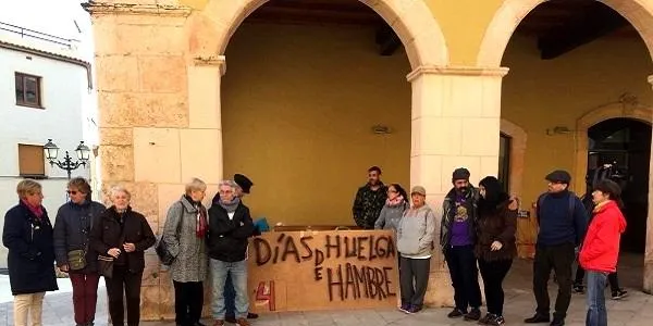 Una desena de persones donen suport als ocupes acampats a les portes de l’Ajuntament d’Altafulla des del passat divendres