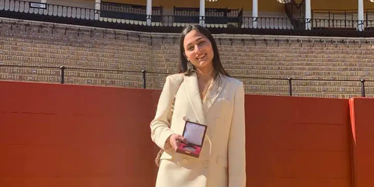 La utrerana Andrea Corpas recibe el premio al mejor expediente como universitaria de manos del rey Felipe
