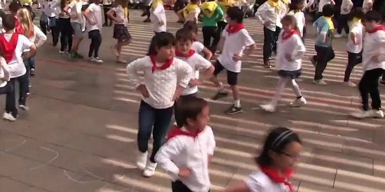 Més de 1.300 nens ballen junts per commemorar el Dia de la Dansa