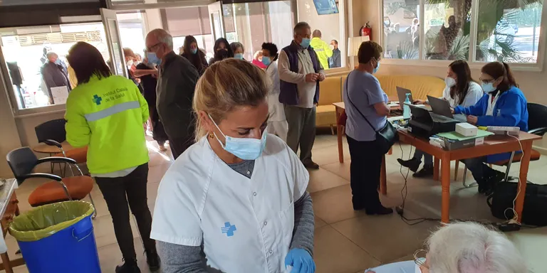 Tots els contactes estrets de positius hauran d'aïllar-se a partir de dilluns encara que estiguin vacunats
