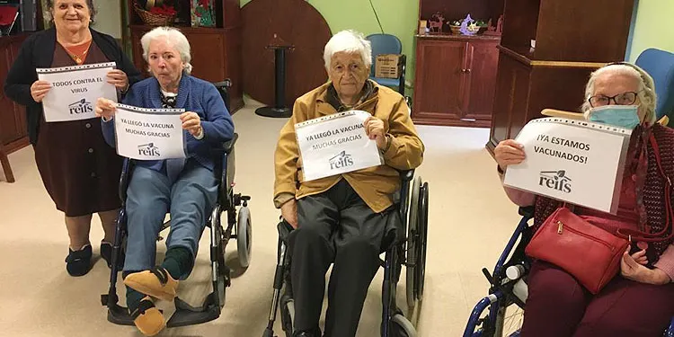 Ilusión y nervios ante la histórica jornada de vacunación en el geriátrico de Utrera