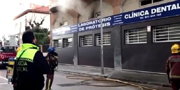 Un incendi a l’altell d’una clínica dental de Torredembarra obliga a desallotjar els veïns de l’edifici