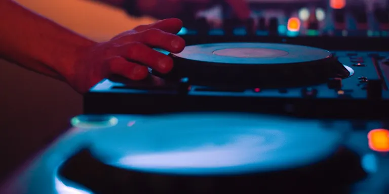 L'Ajuntament recorda que guinguetes, hotels i càmpings només poden oferir música ambient, i no de ball