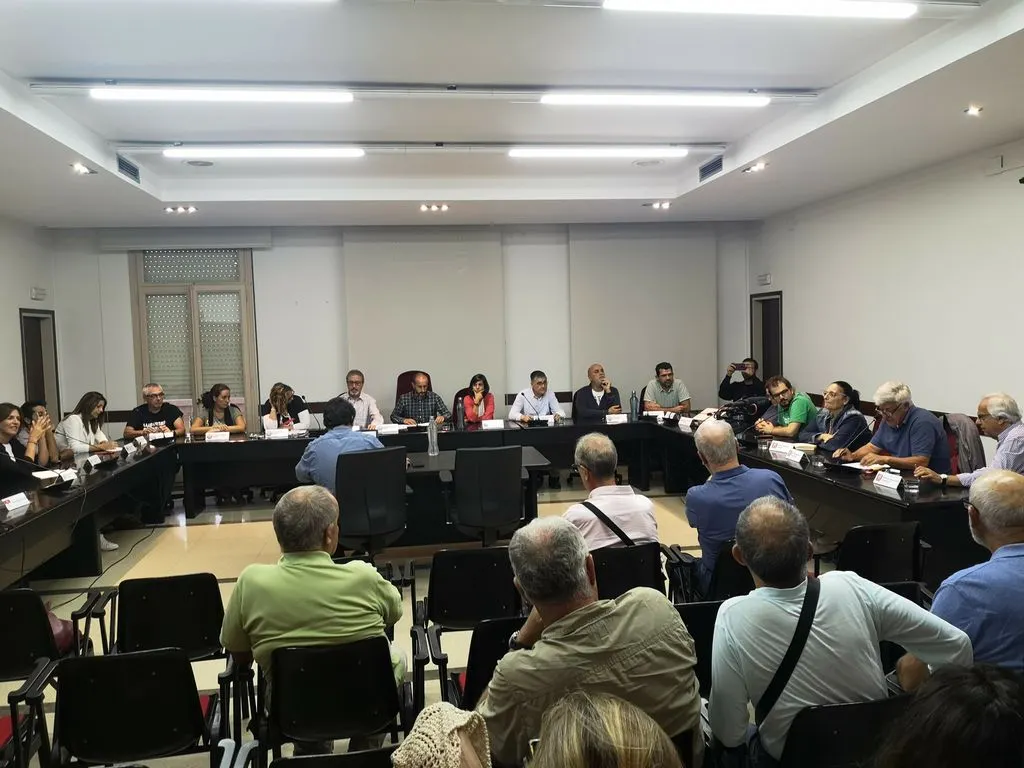El ple aprova una moció per rebutjar la sentència del procés