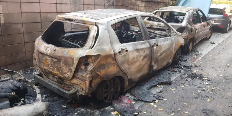 Un incendi va calcinar quatre vehicles la matinada de divendres a dissabte