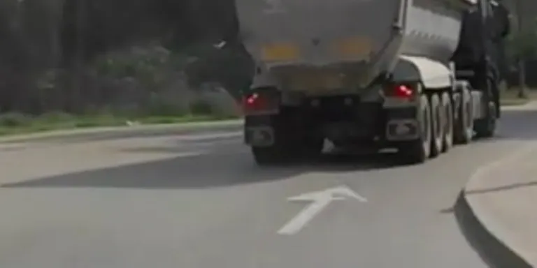 Els grans camions continuen circulant pel Camí d'Ullastrell malgrat una sentència del TSJC