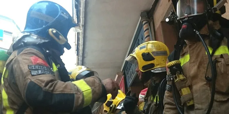 Els Bombers confirmen una víctima mortal a l'incendi d'un pis del carrer Joan Maragall