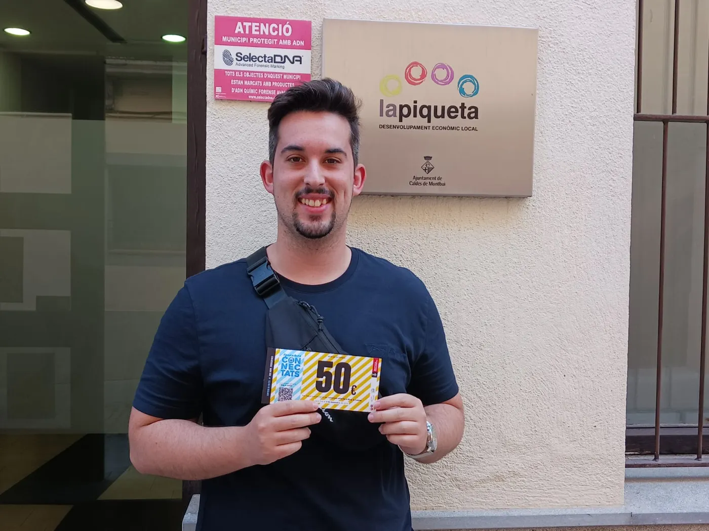 Més de 400 persones i 144 comerços participen en la campanya Aparadors connectats Shop in Caldes