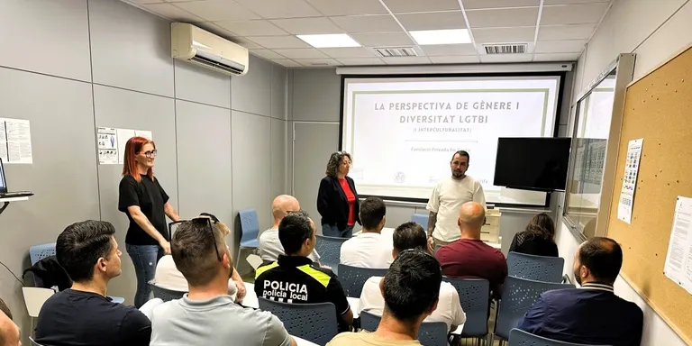 Agents de la Policia Local es formen per prevenir violències en l'oci nocturn