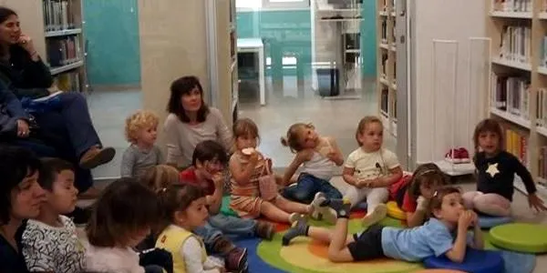 Xavi Demelo apropa als més petits d’Altafulla ‘Contes de bona nit per a nenes rebels’