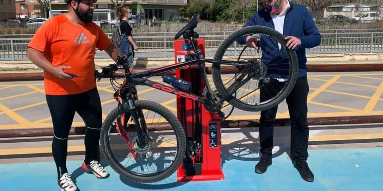 Molt bona acollida dels dos punts de reparació de bicicletes al passeig de Poblenou i la plaça del Rei