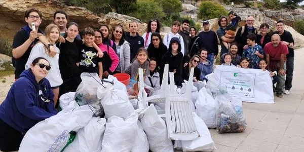 Un total de 137 quilos de deixalles surten del Roquer de Torredembarra en tan sols una jornada de neteja