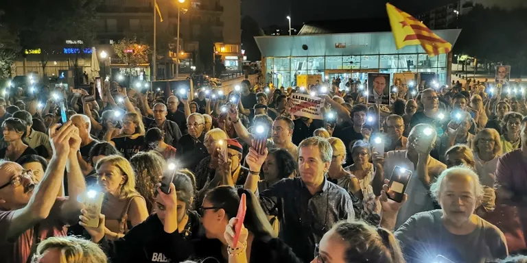 Centenars de persones reivindiquen l'1 d'Octubre per assolir la República Catalana