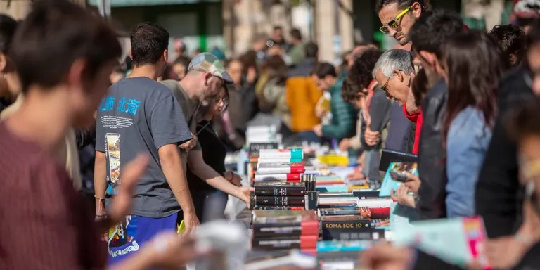 La diada de Sant Jordi manté els actes de promoció cultural