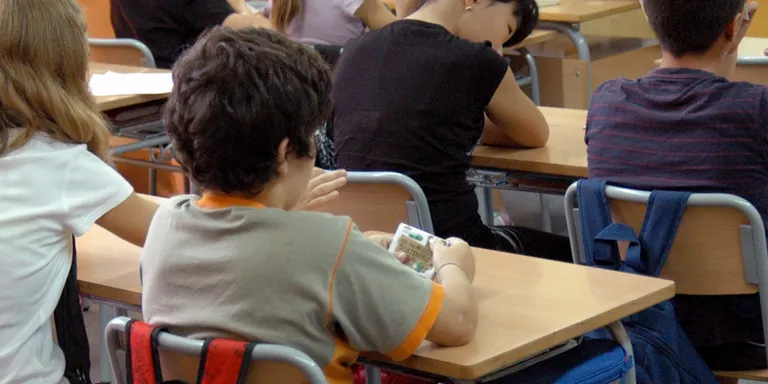 La mala postura és la principal causa del mal d’esquena entre l’alumnat