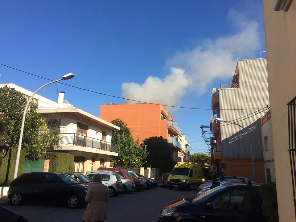 Els veïns del bloc de pisos afectat per l’incendi de dimecres al migdia ja poden tornar a les seves cases