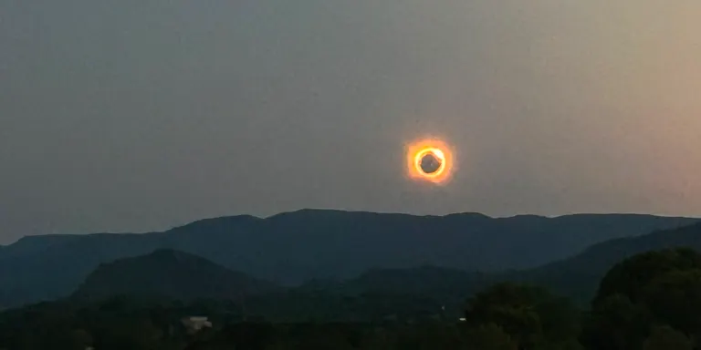 12.000 persones es reuneixen a Valls per contemplar l'Eclipsi total de Sol