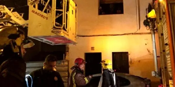 Un home pateix cremades i una intoxicació lleu en un incendi a un habitatge de Torredembarra