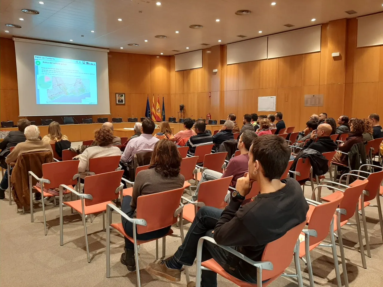 Una desena d’entitats de Cambrils participen en un taller sobre el Pla de Mobilitat Urbana del municipi
