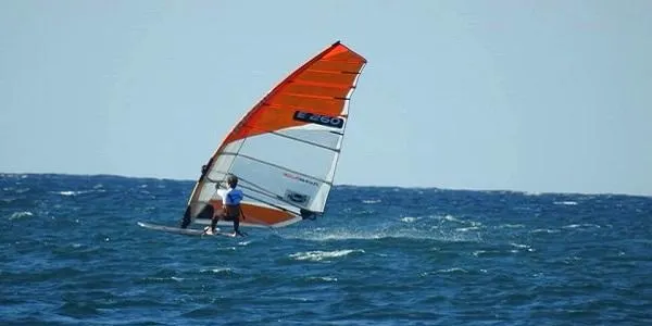 Nico Fores, quart classificat en la primera prova del circuit del Mundial de Windsurf Juvenil