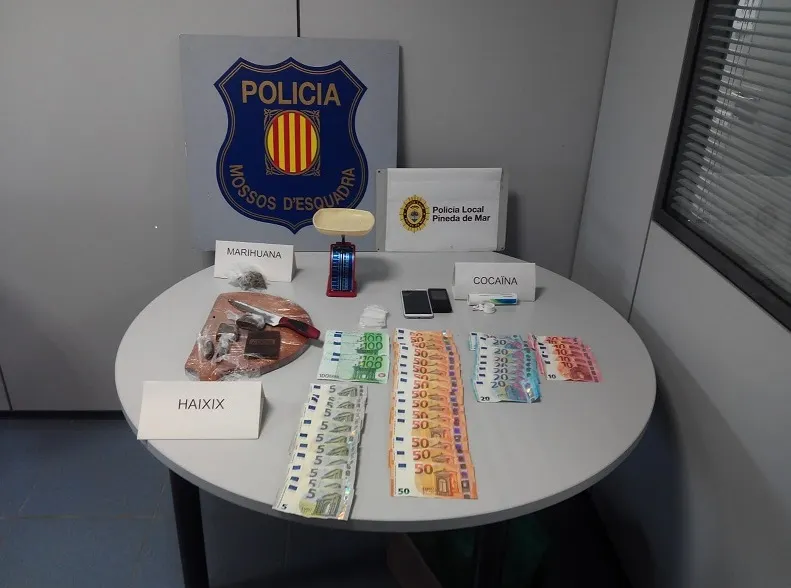 Policia Local i Mossos d'Esquadra detenen el propietari d'un bar on s'hi consumien drogues