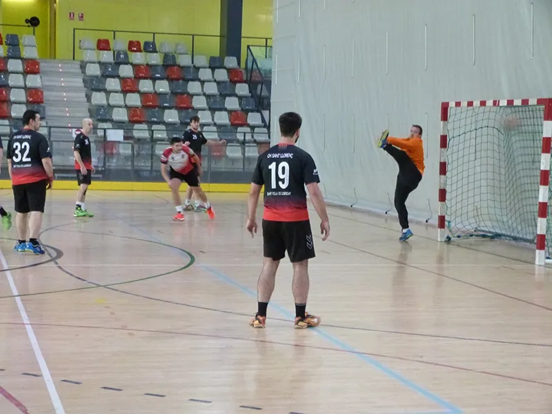 Ajustada, però victòria de l'Handbol Rubí a casa / Arxiu