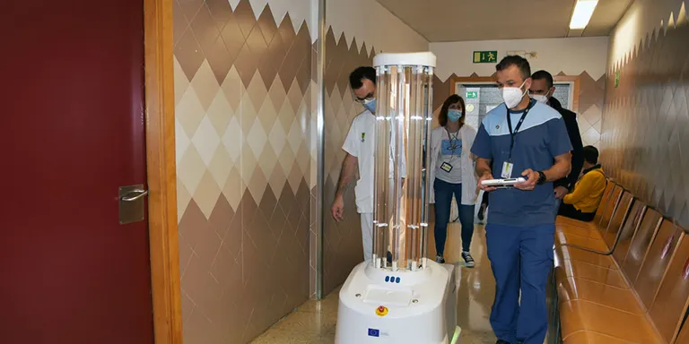 La Corporació de Salut rep tres robots per facilitar la desinfecció de les habitacions de virus i bacteris