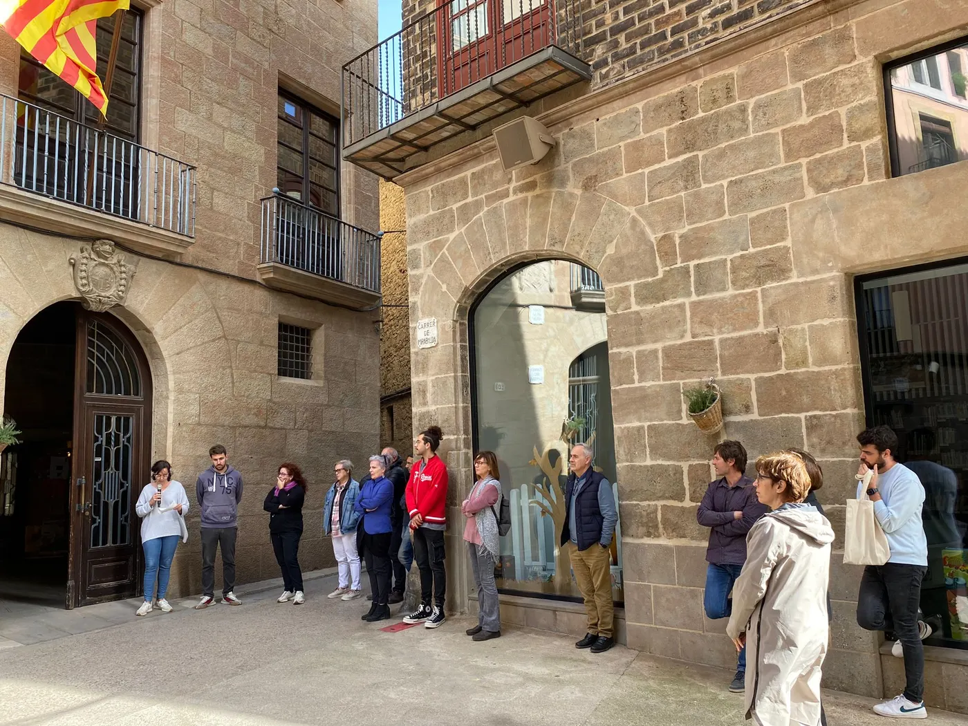 Una trentena de persones es concentren a Solsona en suport dels afectats per les inundacions al País Valencià per la DANA
