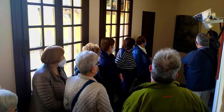 Alumnes de l'escola d'adults municipal visiten la Casa Museu de Prat de la Riba, a Castellterçol