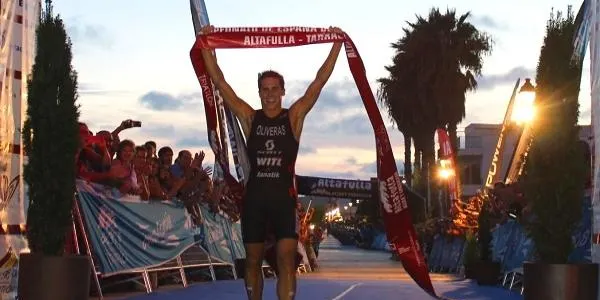 L’olotí Nan Oliveras venç a Altafulla i és el nou campió estatal de triatló olímpic en Elit Masculina