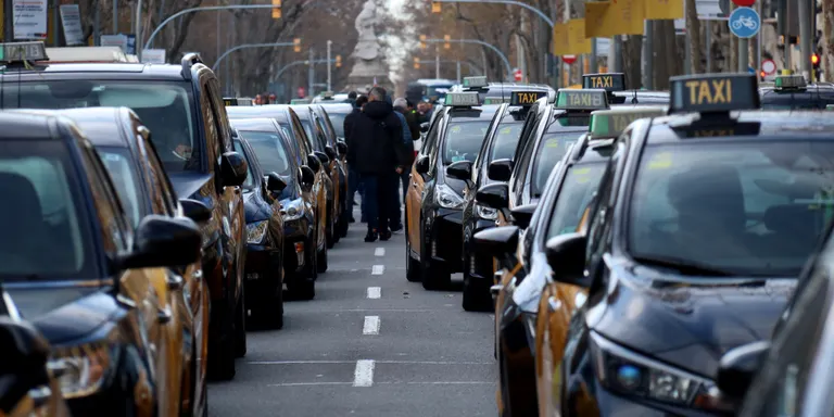 Els taxistes desconvoquen la vaga durant l'ISE per donar marge a les negociacions amb el Govern