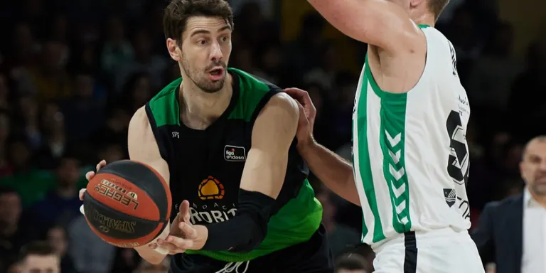 La Penya es fa gran i supera el Real Betis (67-71)