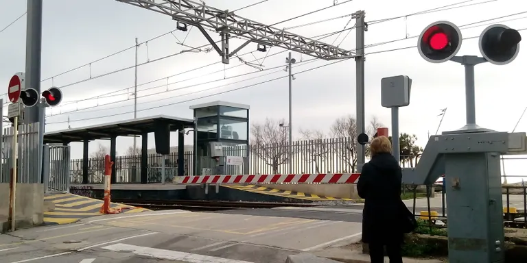 Adif planteja suprimir el pas a nivell de l'Estació de Tren de Pineda