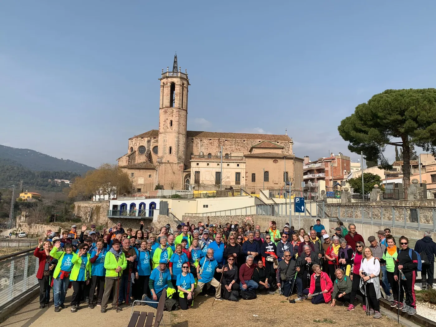 Unes 160 persones de cinc municipis participen a la passejada de la gent gran pels entorns de Caldes