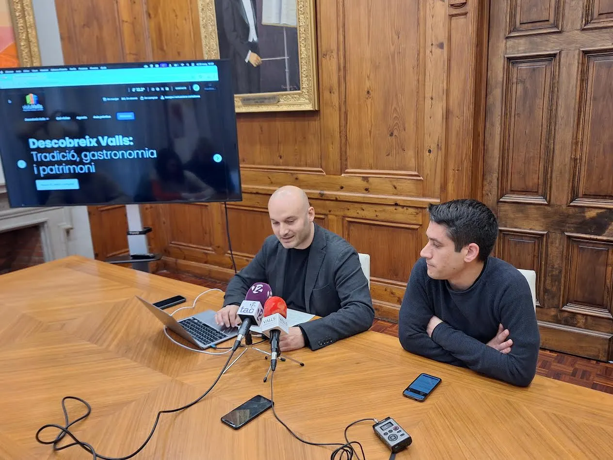 Valls estrena el nou portal web de Turisme