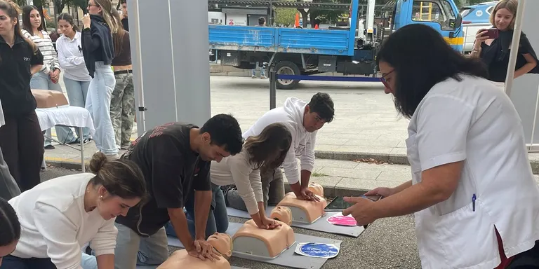El Consorci Sanitari de Terrassa anima la població a salvar vides a la plaça de l'Antiga Estació