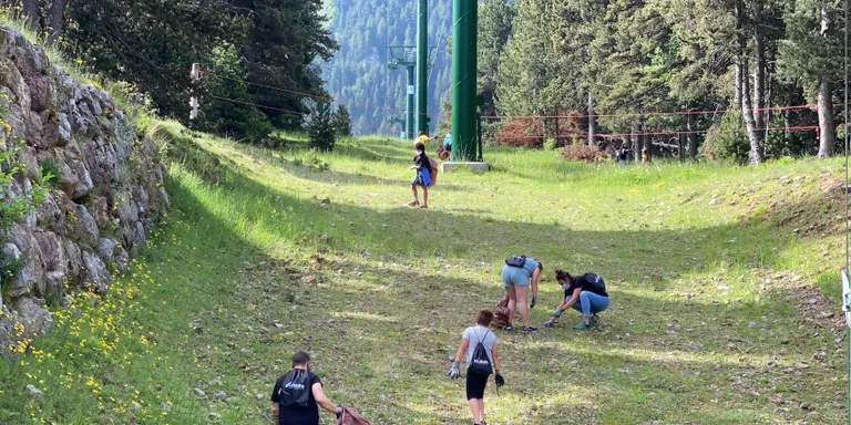 La Molina fa una jornada de neteja per conscienciar sobre la reducció de residus
