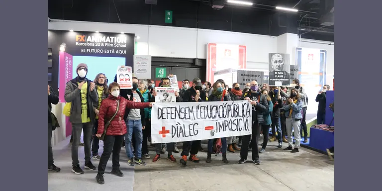 Una cinquantena de docents irrompen al Saló de l’Ensenyament on està previst que comparegui Cambray