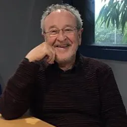 Entrevistes de la Plaça Mireia del 25/3/2021 — Sant Just confinat. Imatges per al record: exposició de Francesc Fàbregas a l’Espai Mercart amb finalitat solidària - episode art